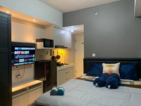 Studio with pool & next to mall